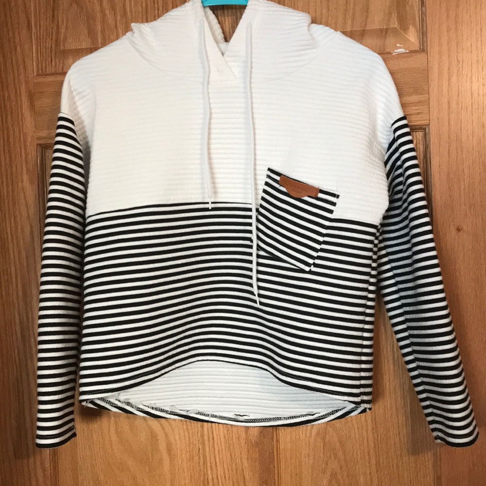 Striped small pullover.